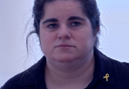 לא יכולה לכתוב ללא מגע, משהו בדרך שבה היא מחזיקה אותי מניע אותי לכתוב